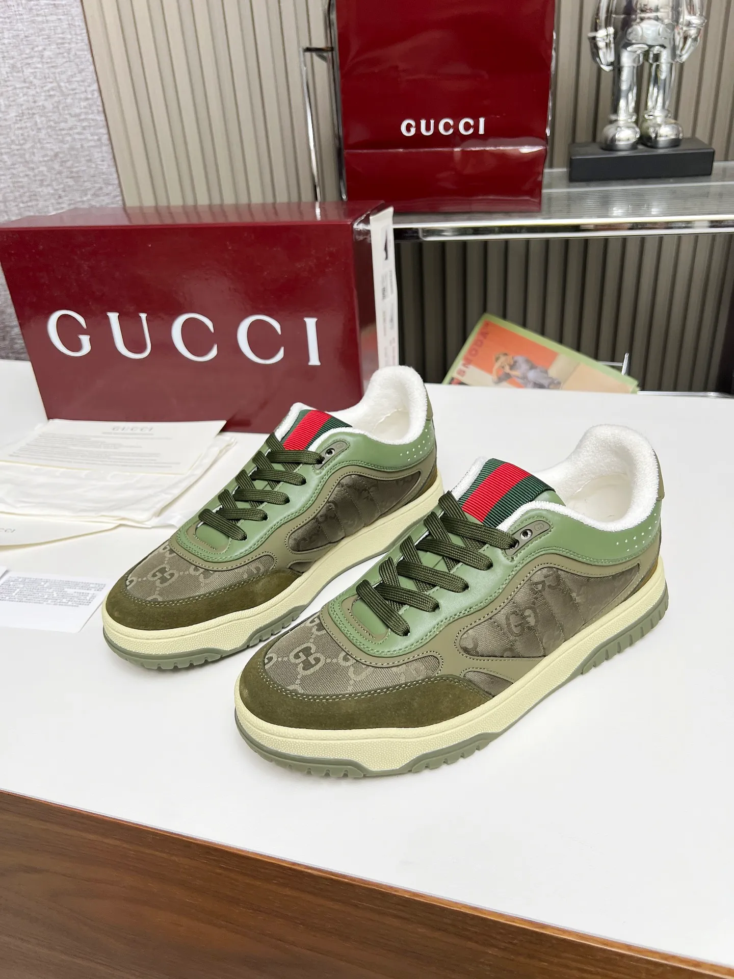[G Home] P: 600💰 Couple size: Female 35-40. Male 39-44 (45 custom-made) 🆕2025.GUCC Gucci original order quality The latest popular high and low top aged couple sneakers series shipped original purchase development and production, this high and low top sneakers adopt a basketball-style silhouette design, cleverly integrated with hollow panels and distressed effects, showing unique ingenuity. The ingenuity incorporates brand logo details such as interlocking Double G styling accessories and Gucci lettering, a low-key tribute to the brand's design heritage. Exquisite packaging at the delivery counter 🛍📦 ▪️ Fabric: Original customized imported first-layer cowhide ▪️ Inner lining: Imported first-layer cowhide ▪️ Sole: Original molded two-color TPU sole ▪️ Sole thickness: 3cm